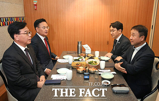 송언석 국민의힘 원내대표와 유상범 원내운영수석부대표, 천준호 더불어민주당 원내운영수석부대표, 한병도 원내대표(왼쪽부터 시계방향으로)가 20일 오전 서울 여의도의 한 음식점에서 오찬 회동을 하고 있다. /국회사진기자단