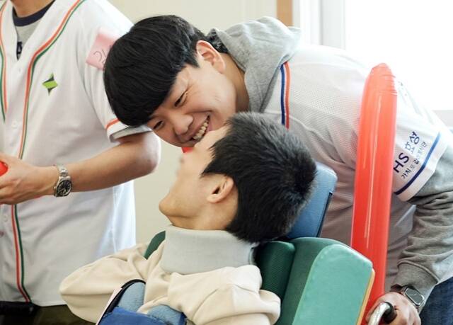 HS효성 '가치 또 같이' 봉사단과 장애 아동들이 지난 16일 서울 용산구 '영락애니아의 집'에서 열린 체육대회에 참가하고 있다. /HS효성