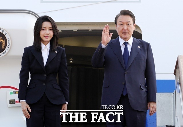 아세안 및 G20 정상회의 참석 등 동남아 순방을 위해 출국하는 윤석열 대통령과 부인 김건희 여사가 2022년 11월 11일 경기도 성남 서울공항에서 공군 1호기에 올라 인사하고 있다. /뉴시스