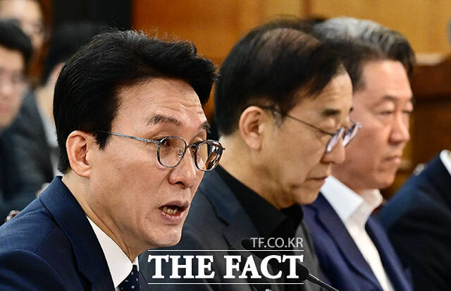 김민석 국무총리(왼쪽)가 20일 오전 서울 종로구 정부서울청사에서 열린 새만금 전북 대혁신 TF 2차 회의에 참석해 모두발언을 하고 있다. /임영무 기자