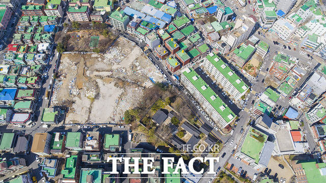 고려 인종 5년(1127) 창건돼 병자호란 이후 재건·보수를 거친 인천시 계양구 계산동 부평향교 주변에 노후 주택단지가 밀집돼 있다. /인천시 계양구