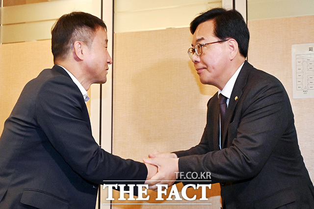 오찬 회동 갖고 두 손 마주잡은 한병도 더불어민주당 원내대표와 송언석 국민의힘 원내대표. /국회사진기자단