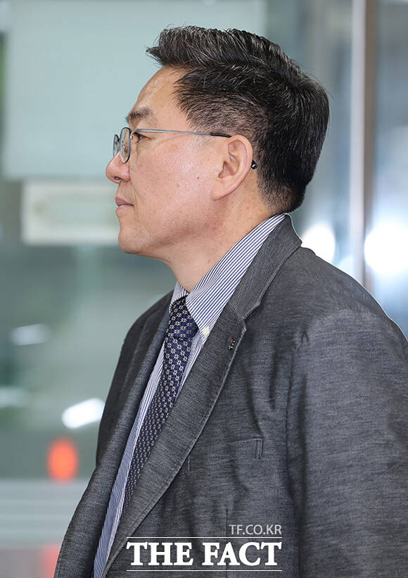 법정으로 입장하고 있는 이 전 수방사령관.