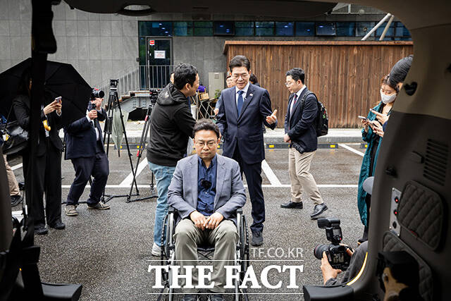 정 후보가 박용진 콜택시 업체 대표의 발언을 듣고 있다. /정원오 캠프