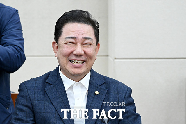 김병기 무소속 의원이 지난 14일 오후 서울 여의도 국회에서 열린 국방위원회 전체회의에 참석해 미소를 짓고 있다. /국회=남용희 기자