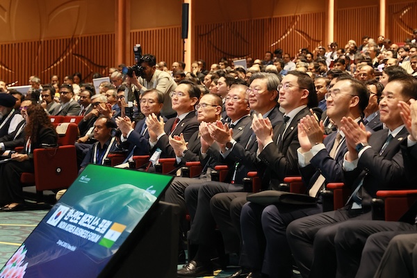 20일 인도 뉴델리 바랏 만다팜에서 열린 ‘한-인도 비즈니스 포럼’에 양국 기업인과 정부 인사 등 600여 명이 참석한 가운데, 첨단 제조·디지털 경제·에너지 전환 등 핵심 산업 분야의 실질적 협력 방안이 논의됐다. 사진 오른쪽부터 장인화 포스코그룹 회장, 이성호 주인도대사, 구광모 LG회장, 김창범 한경협 부회장, 정의선 현대자동차그룹 회장, 위성락 안보실장, 이재용 삼성전자 회장, 조현 외교부 장관. /한경협