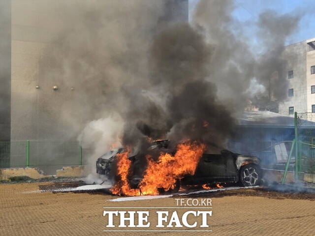 19일 오후 4시33분쯤 충남 아산시 권곡동의 한 주차장에서 차량 화재가 발생했다. /아산소방서