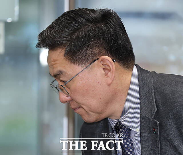 법정으로 입장하고 있는 이 전 수방사령관.