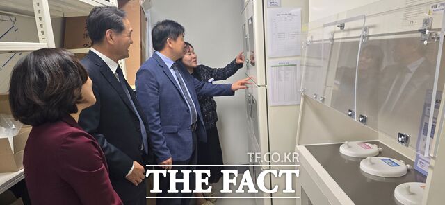 20일 조진형 대전동부교육장이 대전중학교 노벨꿈키움과학실을 찾아 과학실 안전망을 점검하고 있다. /대전시교육청