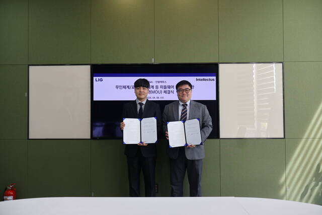 LIG D&A와 ㈜인텔렉투스가 업무협약(MOU)을 체결했다. LIG D&A 이승영 본부장(오른쪽)과 인텔렉투스 이상웅 대표가 기념촬영을 하고 있다. /LIG D&A 제공