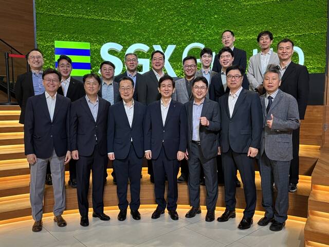 금융투자협회(금투협)는 17개 자산운용사 CEO들로 이뤄진 '한국 자산운용업계 NPK(New Portfolio Korea) 대표단'과 함께 20일부터 24일까지 싱가포르와 중국 선전을 방문한다고 밝혔다. 자산운용사 대표단이 20일 싱가포르거래소에서 사진촬영을 하고 있다. /금융투자협회