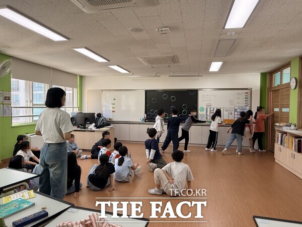 태평초등학교에서 진행된 '나는 배우다 연극교실' 프로그램 활동 모습. /대전시 중구