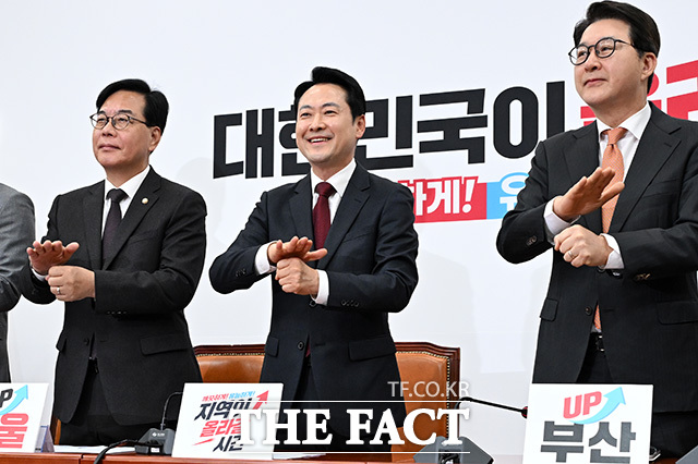 수어로 인사하는 장동혁 대표.