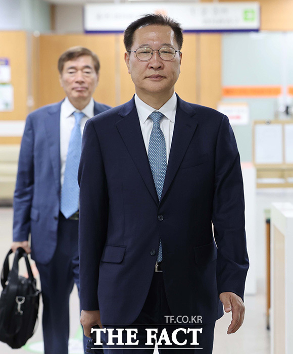 법정에 입장하고 있는 박 전 장관.