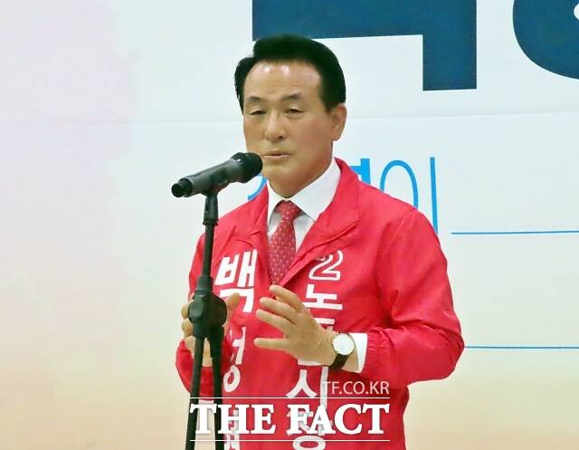 백성현 논산시장이 20일 논산시 내동 선거사무소에서 기자회견을 열고 국민의힘 후보로 재선 도전을 공식 선언하고 있다. /김형중 기자