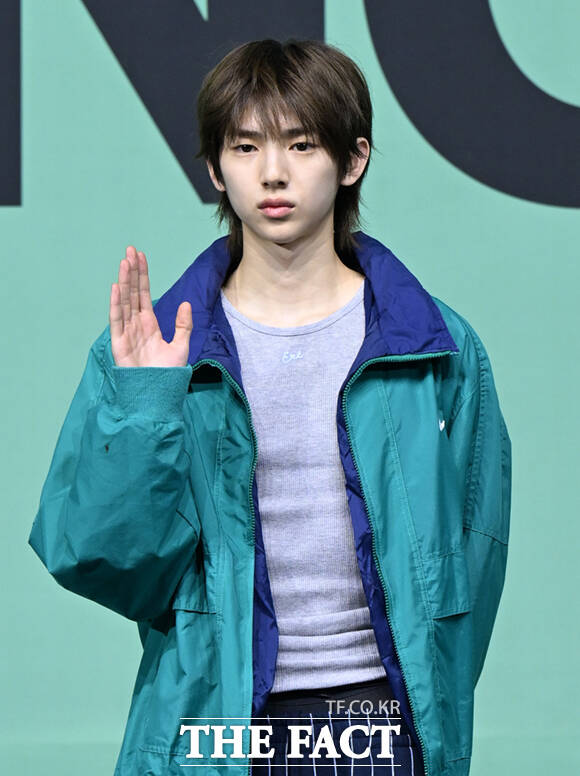 코르티스 마틴, 주훈, 건호, 성현, 제임스(왼쪽부터)가 20일 오후 서울 광진구 예스24 라이브홀에서 열린 미니2집 '그린그린(GREENGREEN)' 타이틀곡 '레드레드(REDRED)' 발표 기념 미디어 쇼케이스에 참석해 포즈를 취하고 있다. /이새롬 기자