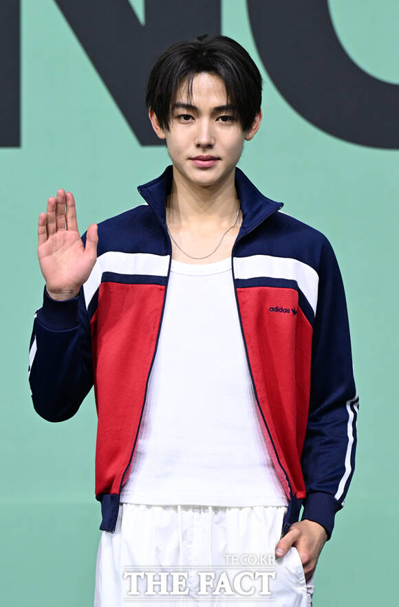 코르티스 마틴, 주훈, 건호, 성현, 제임스(왼쪽부터)가 20일 오후 서울 광진구 예스24 라이브홀에서 열린 미니2집 '그린그린(GREENGREEN)' 타이틀곡 '레드레드(REDRED)' 발표 기념 미디어 쇼케이스에 참석해 포즈를 취하고 있다. /이새롬 기자