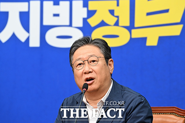 기자간담회 열고 6.3지방선거 전략공천 관련 발언하는 정 대표.