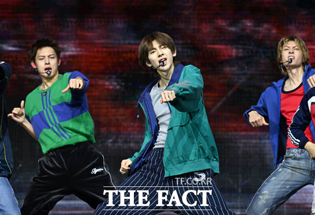 코르티스가 20일 오후 서울 광진구 예스24 라이브홀에서 열린 미니2집 '그린그린(GREENGREEN)' 타이틀곡 '레드레드(REDRED)' 발표 기념 미디어 쇼케이스에서 타이틀곡 무대를 선보이고 있다. /이새롬 기자