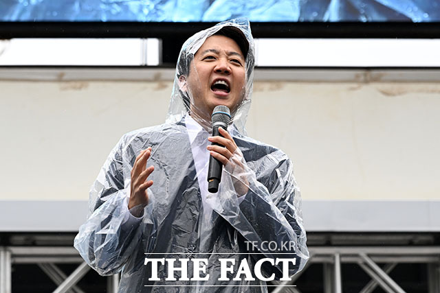 이준석 개혁신당 대표가 ‘거주시설 장애인 권리 선포 대회’에 참석해 발언을 하고 있다.