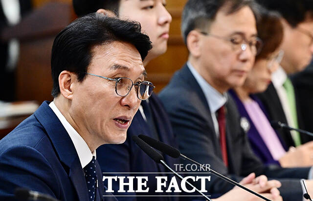 김민석 국무총리(가운데)가 20일 오후 서울 종로구 정부서울청사에서 열린 제19차 양성평등위원회 회의에 참석해 모두발언을 하고 있다. /임영무 기자