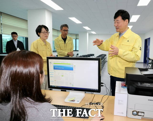 20일 전주시 완산구 평화2동 주민센터에서 윤동욱 전주시장 권한대행 부시장(오른쪽)이 고유가 피해지원금 지급을 앞두고 현장 점검에 나서고 있다. /전주시