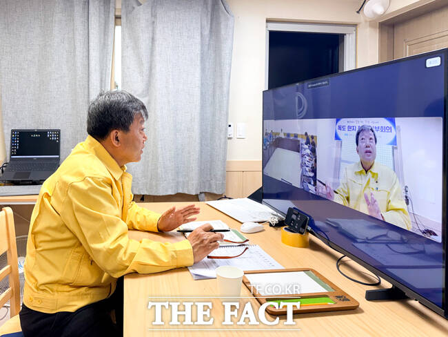 20일 오전 8시 30분 남한권 울릉군수가 독도 현지에서 화상 간부회의를 하고 있다. /울릉군