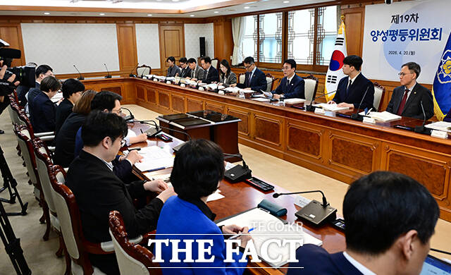 김민석 국무총리(가운데)가 20일 오후 서울 종로구 정부서울청사에서 열린 제19차 양성평등위원회 회의에 참석해 모두발언을 하고 있다. /임영무 기자