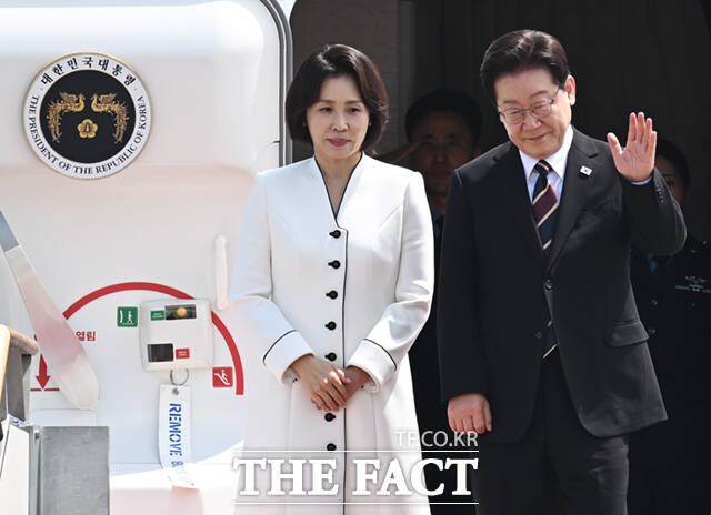 이재명 대통령의 국정수행 지지율이 65%를 넘어서며 취임 후 최고치를 기록했다. 사진은 19일 인도·베트남 국빈방문 순방길에 나선 이재명 대통령과 김혜경 여사가 경기 성남시 서울공항에 도착해 공군 1호기에 탑승하며 인사하고 있는 모습. /이새롬 기자