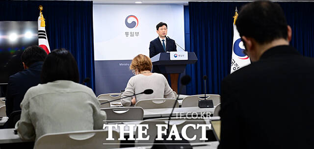 윤민호 통일부 대변인이 20일 오전 서울 종로구 정부서울청사에서 현안 관련 정례브리핑을 하고 있다. /임영무 기자