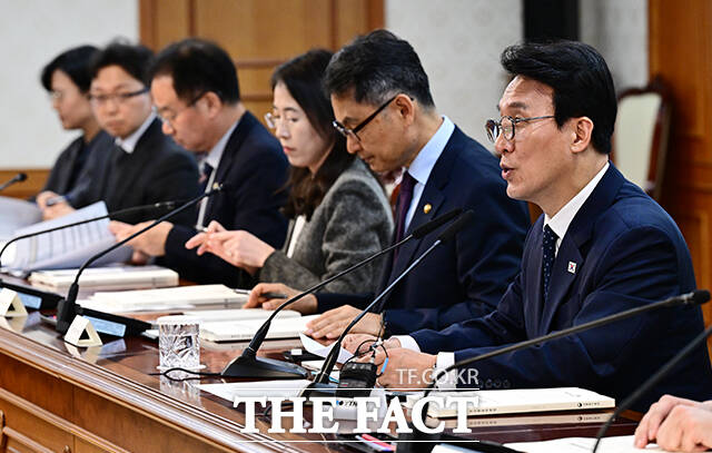김민석 국무총리(가운데)가 20일 오후 서울 종로구 정부서울청사에서 열린 제19차 양성평등위원회 회의에 참석해 모두발언을 하고 있다. /임영무 기자