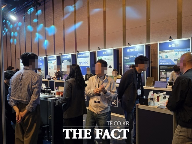 20일 서울 강남구 그랜드 인터컨티넨탈 서울 파르나스에서 열린 IBK창공 Fly High 100 부스에서 참가자들이 대화를 나누고 있다. /강남구=이선영 기자