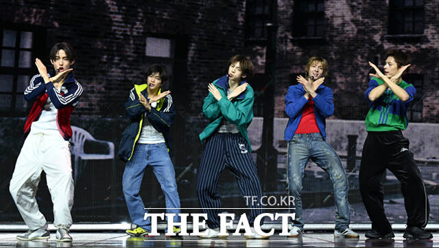 코르티스가 20일 오후 서울 광진구 예스24 라이브홀에서 열린 미니2집 '그린그린(GREENGREEN)' 타이틀곡 '레드레드(REDRED)' 발표 기념 미디어 쇼케이스에서 타이틀곡 무대를 선보이고 있다. /이새롬 기자