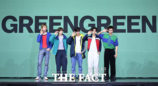 코르티스 마틴, 주훈, 건호, 성현, 제임스(왼쪽부터)가 20일 오후 서울 광진구 예스24 라이브홀에서 열린 미니2집 '그린그린(GREENGREEN)' 타이틀곡 '레드레드(REDRED)' 발표 기념 미디어 쇼케이스에 참석해 포즈를 취하고 있다. /이새롬 기자