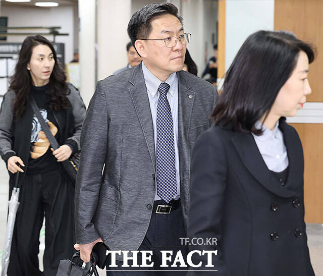 이진우 전 육군 수도방위사령관이 20일 오후 서울 서초구 서울중앙지방법원에서 열린 내란중요업무종사 등 혐의 공판에 출석하고 있다. /송호영 기자