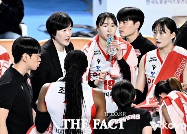 지난 3월 4일 2025 - 2026 진에어 V-리그 여자부 6라운드 한국도로공사전에 출전한 AI페퍼스 선수단. /한국배구연맹 제공