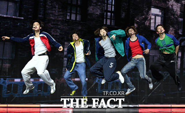 코르티스가 20일 오후 서울 광진구 예스24 라이브홀에서 열린 미니2집 '그린그린(GREENGREEN)' 타이틀곡 '레드레드(REDRED)' 발표 기념 미디어 쇼케이스에서 타이틀곡 무대를 선보이고 있다. /이새롬 기자