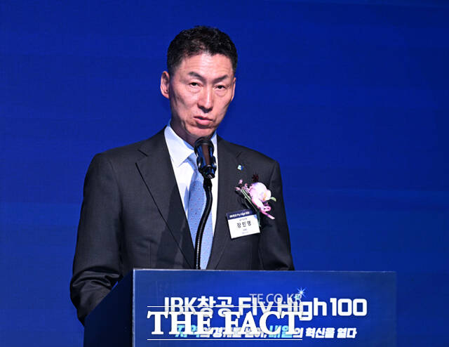 장민영 IBK기업은행장(왼쪽 세 번째)과 권대영 금융위원회 부위원장(오른쪽 세 번째) 등 내빈들이 20일 서울 강남구 그랜드 인터컨티넨탈 서울 파르나스에서 열린 'IBK창공 플라이하이 100' 개막식에 참석해 기념촬영을 하고 있다.