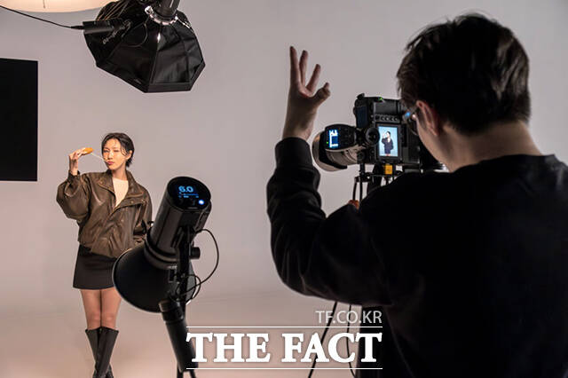 대한민국 대표 치킨 프랜차이즈 ㈜멕시카나가 20일 브랜드 전속 모델인 가수 화사와 함께한 지면 광고 촬영을 성공적으로 마쳤다. /멕시카나치킨