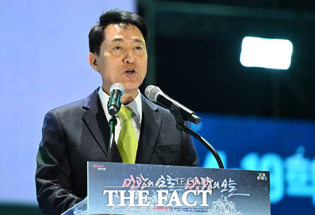 오세훈 서울시장이 2026년을 '비만 탈출의 해'로 선언하고 식단·운동·맞춤형 건강관리 정책을 확대하겠다고 밝혔다. 사진은 오세훈 서울시장이 18일 오후 서울 광화문광장 육조마당에서 열린 4·19혁명 66주년 서울시 기념행사에 참석해 기념사를 하고 있다. /이새롬 기자