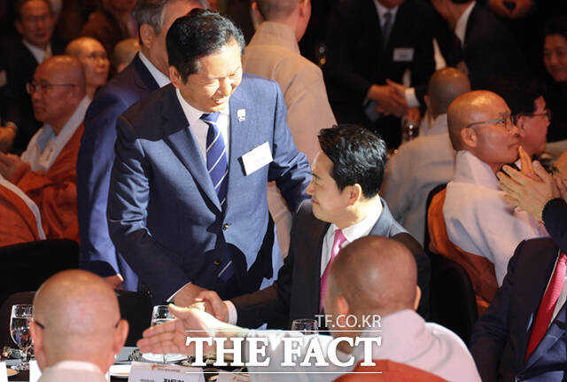 정청래 더불어민주당 대표(왼쪽)와 장동혁 국민의힘 대표가 20일 오후 서울 중구 신라호텔에서 열린 ‘불기2570년 부처님오신날맞이 대한민국불교도 봉축대법회’에서 만나 인사를 하고 있다.