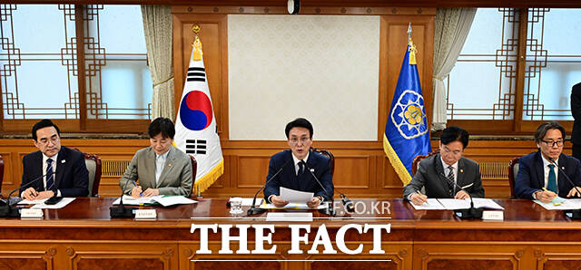 김민석 국무총리가 20일 오전 서울 종로구 정부서울청사에서 열린 비상경제본부회의에 참석해 모두발언을 하고 있다. /임영무 기자