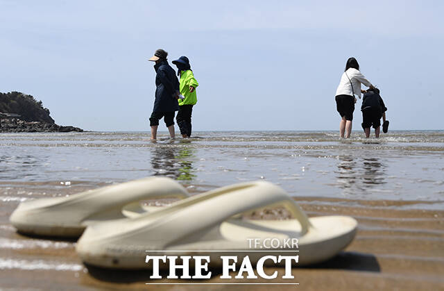 전국 내륙 낮 기온이 25도 이상으로 초여름 날씨를 보인 지난 16일 인천 중구 을왕리 해수욕장을 찾은 시민들이 바닷물에 발을 담그고 있다. /인천=박상민 기자