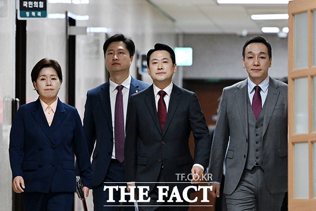 8박 10일 방미 일정을 마치고 귀국한 장동혁 국민의힘 대표(왼쪽 세 번째)가 20일 오전 서울 여의도 국회에서 열린 최고위원회의에 참석하고 있다. /국회=남용희 기자