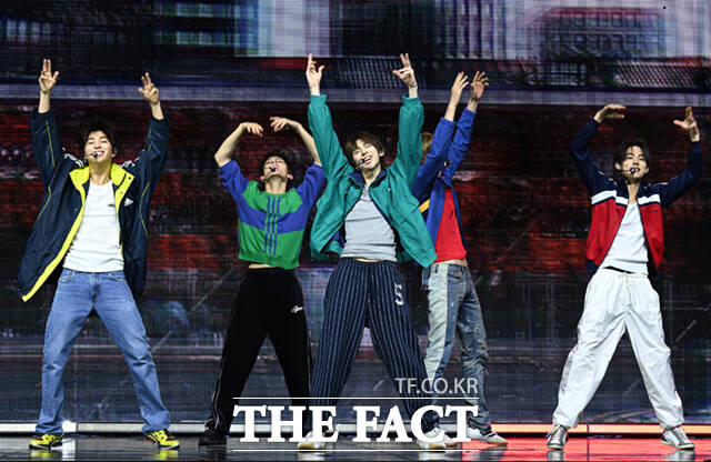 코르티스가 20일 오후 서울 광진구 예스24 라이브홀에서 열린 미니2집 '그린그린(GREENGREEN)' 타이틀곡 '레드레드(REDRED)' 발표 기념 미디어 쇼케이스에서 타이틀곡 무대를 선보이고 있다. /이새롬 기자