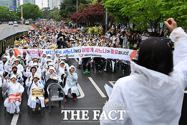 거주시설 장애인 권리 선포 대회가 20일 오후 서울 여의도 국회의사당 앞 도로에서 열린 가운데 참가자들이 손피켓을 들고 구호를 외치고 있다. /서예원 기자