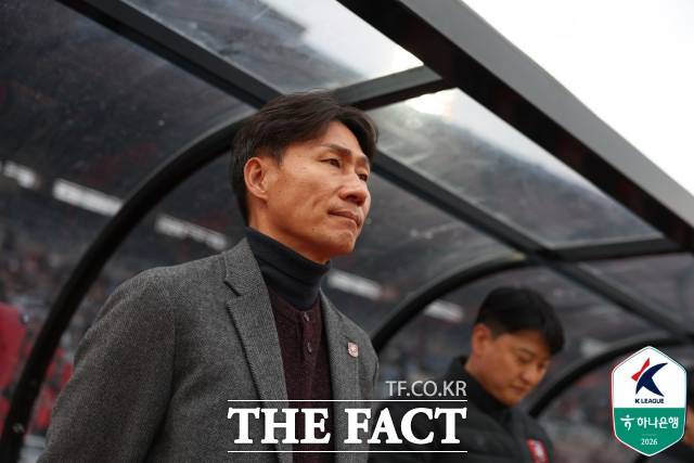 프로축구 부천FC의 이영민 감독은 2028년까지 장기 재계약을 맺었지만 내년 시즌 강제로 지휘봉을 내려놔야 할지도 모른다./ K리그