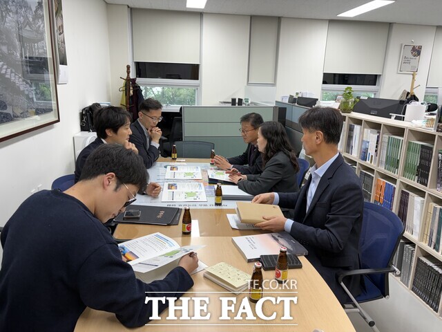 20일 행정안전부와 기획재정부, 국가유산청을 찾은 김영민 군산시 부시장(뒷줄 오른쪽)이 관내 안전을 책임질 핵심 현안 사업들에 대한 예산 지원 당위성을 설명하고 있다. /군산시