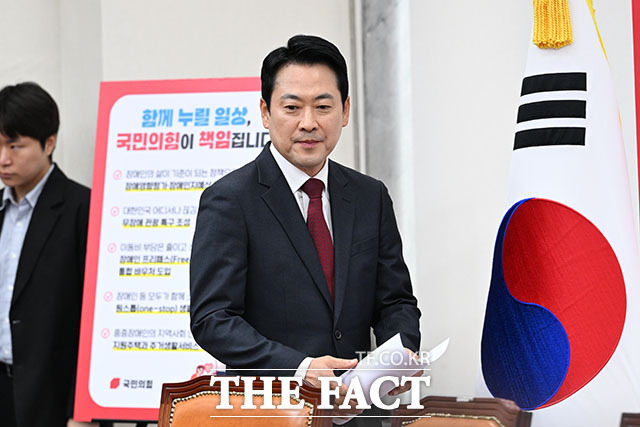 최보윤 국민의힘 수석대변인이 20일 오전 서울 여의도 국회에서 열린 국민의힘 ‘함께 누릴 일상, 국민의힘이 책임집니다’ 장애인의 날 공약을 발표하고 있다. 왼쪽부터 최 수석대변인, 정희용 사무총장, 송언석 원내대표, 장동혁 대표. /국회=서예원 기자