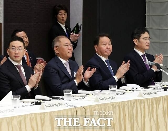 이재용 삼성전자 회장(오른쪽부터), 최태원 SK그룹 회장, 정의선 현대차그룹 회장, 구광모 LG그룹 회장 등 주요 그룹 총수들이 지난 19일부터 오는 24일까지 이어지는 이재명 대통령 인도·베트남 순방에 경제사절단으로 동행한다. /뉴시스